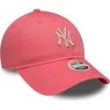 justerbar-lyserod-kurvet-kasket-med-beige-logo-til-kvinder-9twenty-league-essential-midi-fra-new-york-yankees-mlb-fra-new-era