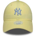 gul-buet-justerbar-kasket-til-kvinder-9twenty-league-essential-midi-fra-new-york-yankees-mlb-fra-new-era