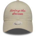 buet-beige-justerbar-kasket-til-kvinder-9twenty-living-the-dream-slogan-fra-new-era