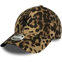 buet-kasket-med-leopardmonster-justerbar-med-sort-logo-til-kvinder-9twenty-leopard-fra-new-york-yankees-mlb-fra-new-era