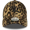 buet-kasket-med-leopardmonster-justerbar-med-sort-logo-til-kvinder-9twenty-leopard-fra-new-york-yankees-mlb-fra-new-era