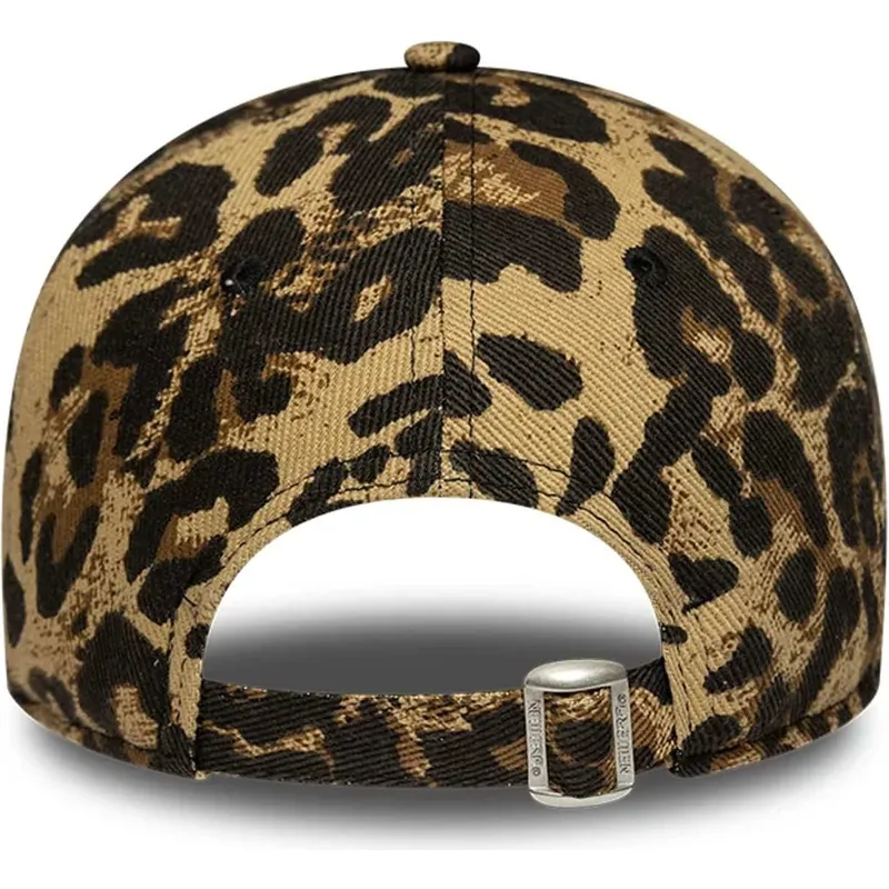buet-kasket-med-leopardmonster-justerbar-med-sort-logo-til-kvinder-9twenty-leopard-fra-new-york-yankees-mlb-fra-new-era