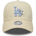 beige-trucker-kasket-med-blat-logo-til-kvinder-9forty-a-frame-floral-fra-los-angeles-dodgers-mlb-fra-new-era