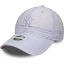 justerbar-violet-buet-kasket-med-violet-logo-til-kvinder-9twenty-seersucker-fra-new-york-yankees-mlb-fra-new-era