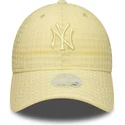 gul-justerbar-buet-kasket-med-gult-logo-til-kvinder-9twenty-seersucker-fra-new-york-yankees-mlb-fra-new-era