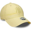 gul-justerbar-buet-kasket-med-gult-logo-til-kvinder-9twenty-seersucker-fra-new-york-yankees-mlb-fra-new-era