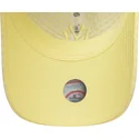 gul-justerbar-buet-kasket-med-gult-logo-til-kvinder-9twenty-seersucker-fra-new-york-yankees-mlb-fra-new-era