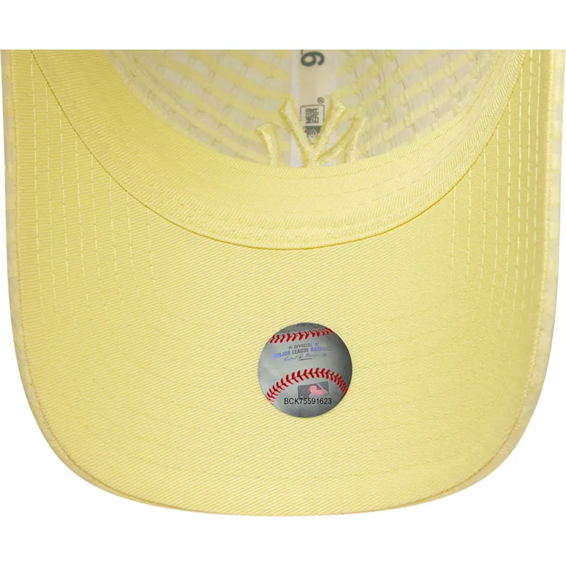 gul-justerbar-buet-kasket-med-gult-logo-til-kvinder-9twenty-seersucker-fra-new-york-yankees-mlb-fra-new-era