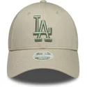 beige-justerbar-buet-kasket-med-gront-logo-til-kvinder-9forty-league-essential-fra-los-angeles-dodgers-mlb-fra-new-era