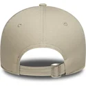 beige-justerbar-buet-kasket-med-gront-logo-til-kvinder-9forty-league-essential-fra-los-angeles-dodgers-mlb-fra-new-era