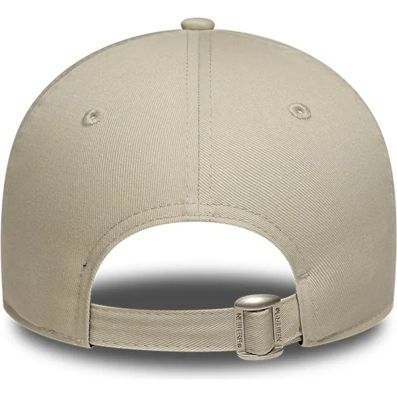 beige-justerbar-buet-kasket-med-gront-logo-til-kvinder-9forty-league-essential-fra-los-angeles-dodgers-mlb-fra-new-era