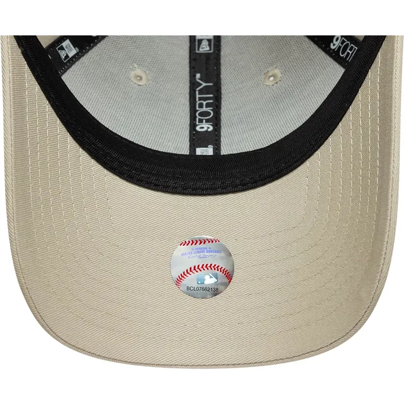 beige-justerbar-buet-kasket-med-gront-logo-til-kvinder-9forty-league-essential-fra-los-angeles-dodgers-mlb-fra-new-era