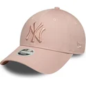 lyserod-justerbar-buet-kasket-med-lyserodt-logo-til-kvinder-9forty-league-essential-fra-new-york-yankees-mlb-fra-new-era