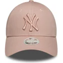 lyserod-justerbar-buet-kasket-med-lyserodt-logo-til-kvinder-9forty-league-essential-fra-new-york-yankees-mlb-fra-new-era