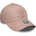 lyserod-justerbar-buet-kasket-med-lyserodt-logo-til-kvinder-9forty-league-essential-fra-new-york-yankees-mlb-fra-new-era