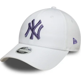 Hvid justerbar curved kasket med lilla logo til kvinder 9FORTY League Essential fra New York Yankees MLB fra New Era