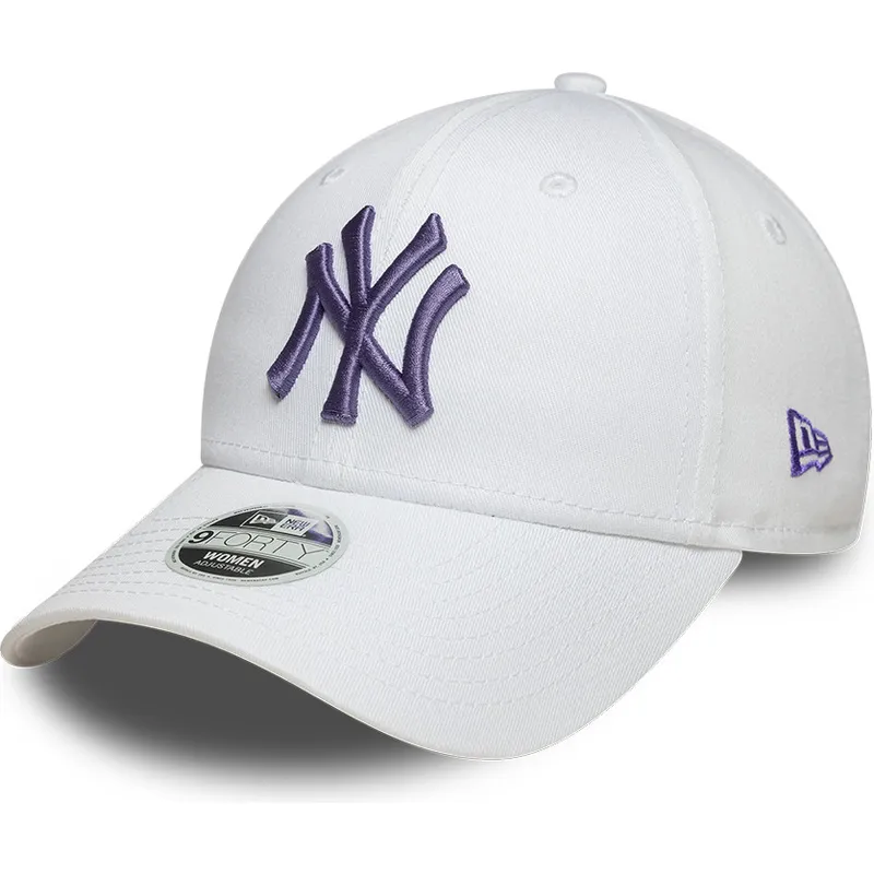 hvid-justerbar-curved-kasket-med-lilla-logo-til-kvinder-9forty-league-essential-fra-new-york-yankees-mlb-fra-new-era