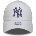 hvid-justerbar-curved-kasket-med-lilla-logo-til-kvinder-9forty-league-essential-fra-new-york-yankees-mlb-fra-new-era