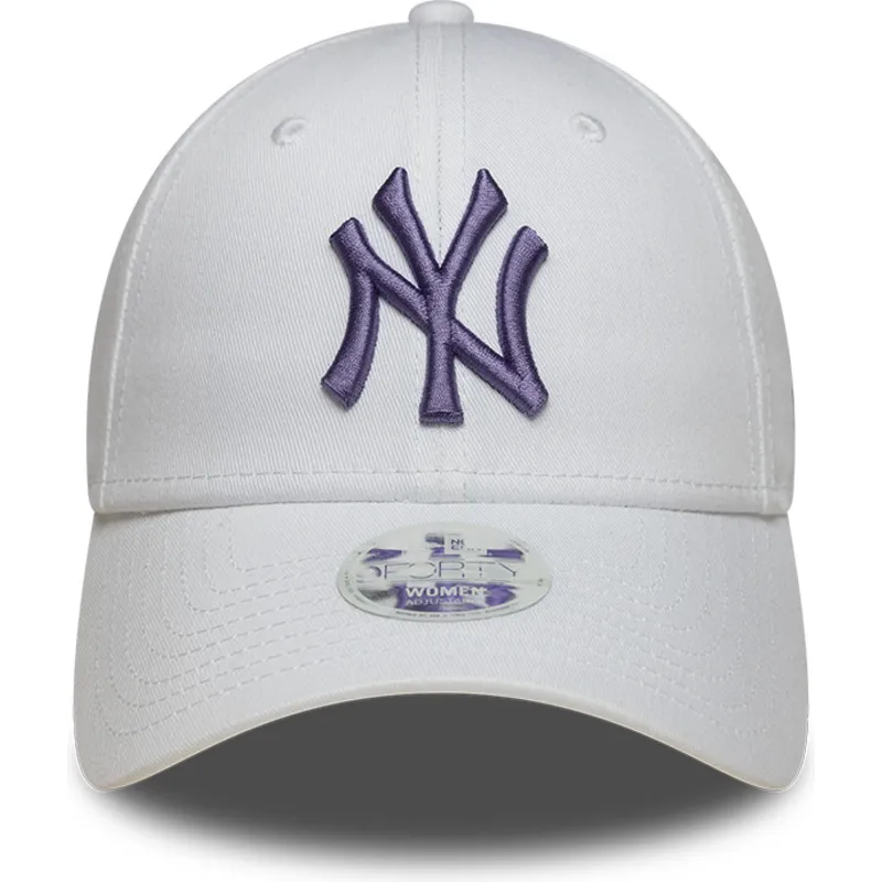 hvid-justerbar-curved-kasket-med-lilla-logo-til-kvinder-9forty-league-essential-fra-new-york-yankees-mlb-fra-new-era