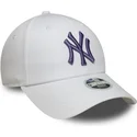 hvid-justerbar-curved-kasket-med-lilla-logo-til-kvinder-9forty-league-essential-fra-new-york-yankees-mlb-fra-new-era