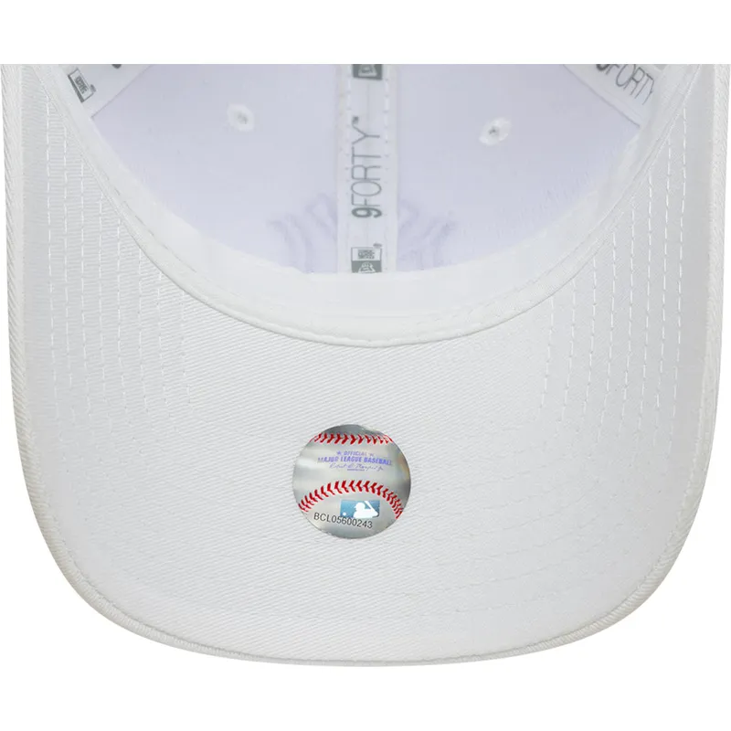 hvid-justerbar-curved-kasket-med-lilla-logo-til-kvinder-9forty-league-essential-fra-new-york-yankees-mlb-fra-new-era