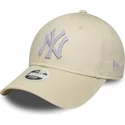 buet-beige-justerbar-kasket-til-kvinder-9forty-metallic-fra-new-york-yankees-mlb-fra-new-era