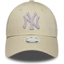 buet-beige-justerbar-kasket-til-kvinder-9forty-metallic-fra-new-york-yankees-mlb-fra-new-era
