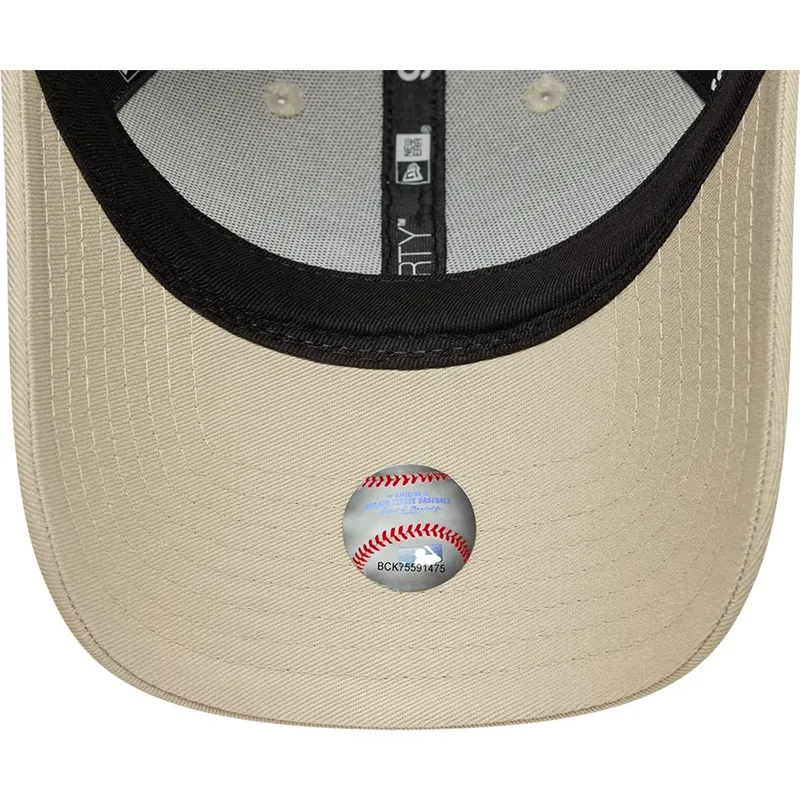 buet-beige-justerbar-kasket-til-kvinder-9forty-metallic-fra-new-york-yankees-mlb-fra-new-era