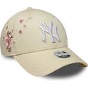 buet-beige-justerbar-kasket-til-kvinder-9forty-floral-icon-side-fra-new-york-yankees-mlb-fra-new-era