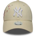 buet-beige-justerbar-kasket-til-kvinder-9forty-floral-icon-side-fra-new-york-yankees-mlb-fra-new-era