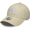 buet-beige-justerbar-kasket-til-kvinder-9forty-floral-icon-side-fra-new-york-yankees-mlb-fra-new-era
