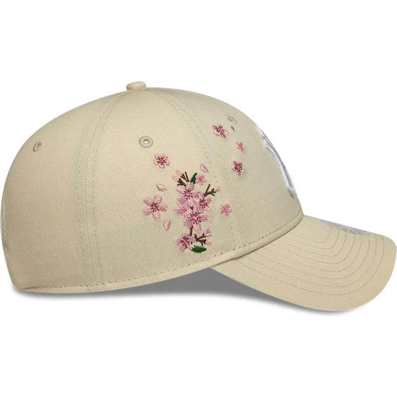 buet-beige-justerbar-kasket-til-kvinder-9forty-floral-icon-side-fra-new-york-yankees-mlb-fra-new-era