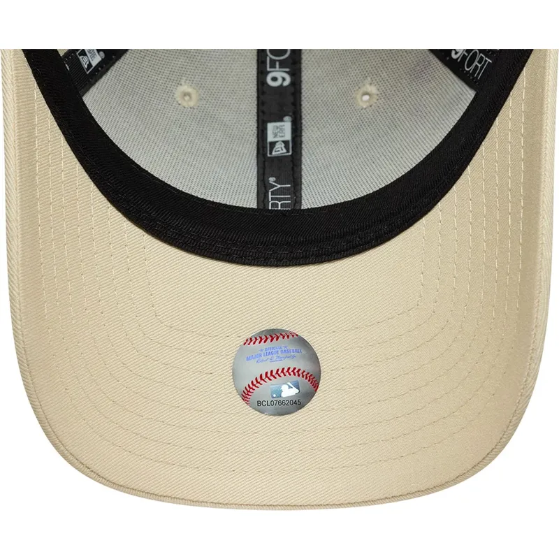 buet-beige-justerbar-kasket-til-kvinder-9forty-floral-icon-side-fra-new-york-yankees-mlb-fra-new-era