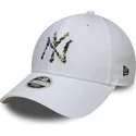 hvid-justerbar-buet-kasket-til-kvinder-9forty-floral-infill-fra-new-york-yankees-mlb-fra-new-era
