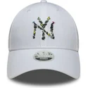 hvid-justerbar-buet-kasket-til-kvinder-9forty-floral-infill-fra-new-york-yankees-mlb-fra-new-era