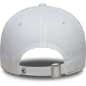 hvid-justerbar-buet-kasket-til-kvinder-9forty-floral-infill-fra-new-york-yankees-mlb-fra-new-era