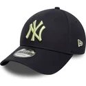 morkebla-justerbar-buet-kasket-med-gult-logo-9forty-league-essential-fra-new-york-yankees-mlb-fra-new-era