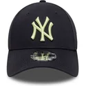 morkebla-justerbar-buet-kasket-med-gult-logo-9forty-league-essential-fra-new-york-yankees-mlb-fra-new-era