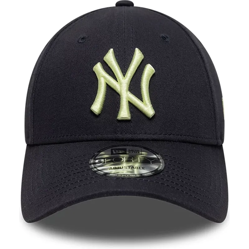 morkebla-justerbar-buet-kasket-med-gult-logo-9forty-league-essential-fra-new-york-yankees-mlb-fra-new-era