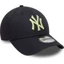 morkebla-justerbar-buet-kasket-med-gult-logo-9forty-league-essential-fra-new-york-yankees-mlb-fra-new-era
