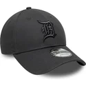 sort-justerbar-kurvet-kasket-med-sort-logo-9forty-team-outline-fra-detroit-tigers-mlb-fra-new-era