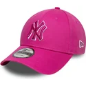 justerbar-lyserod-kurvet-kasket-med-lyserodt-logo-9forty-team-outline-fra-new-york-yankees-mlb-fra-new-era