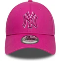 justerbar-lyserod-kurvet-kasket-med-lyserodt-logo-9forty-team-outline-fra-new-york-yankees-mlb-fra-new-era