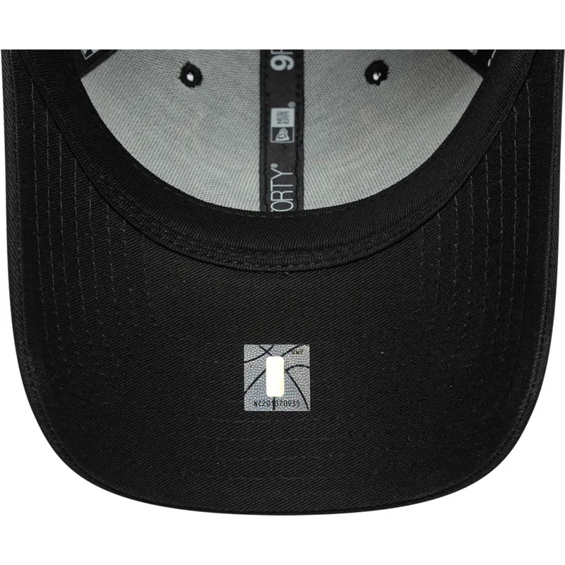 sort-justerbar-curved-kasket-med-sort-logo-9forty-team-outline-fra-chicago-bulls-nba-fra-new-era