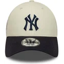 buet-beige-og-marinebla-justerbar-kasket-med-marinebla-logo-9forty-world-series-fra-new-york-yankees-mlb-fra-new-era