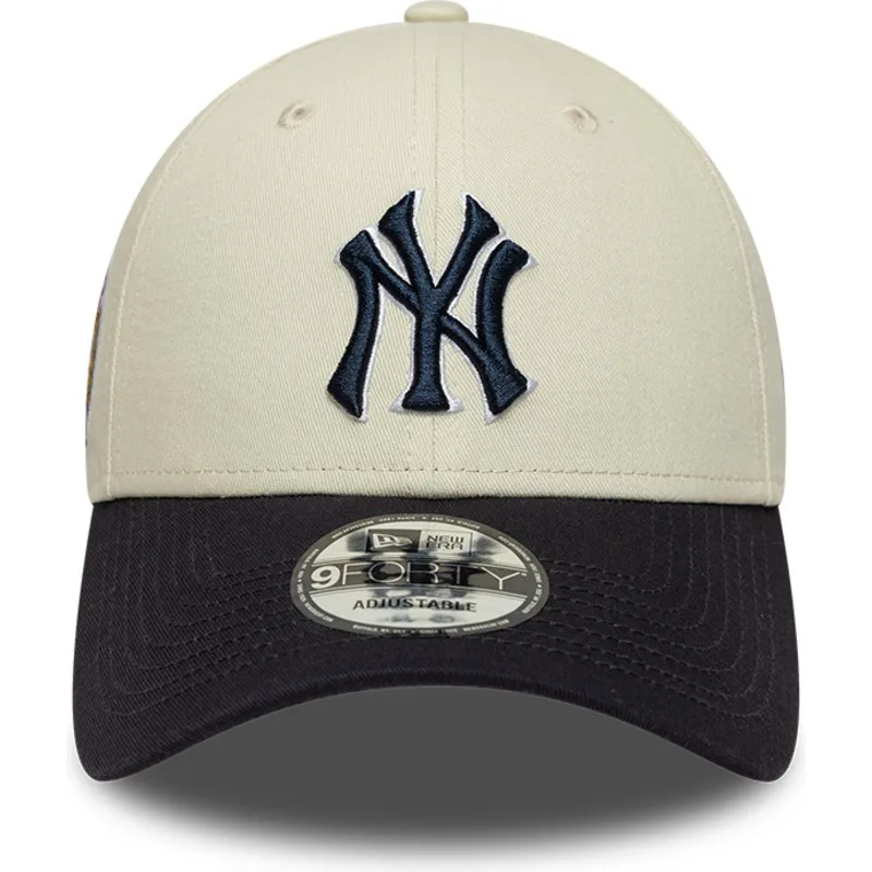 buet-beige-og-marinebla-justerbar-kasket-med-marinebla-logo-9forty-world-series-fra-new-york-yankees-mlb-fra-new-era