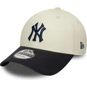 buet-beige-og-marinebla-justerbar-kasket-med-marinebla-logo-9forty-world-series-fra-new-york-yankees-mlb-fra-new-era