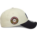 buet-beige-og-marinebla-justerbar-kasket-med-marinebla-logo-9forty-world-series-fra-new-york-yankees-mlb-fra-new-era