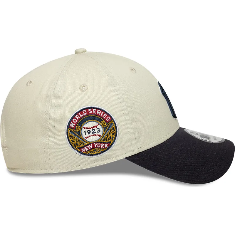 buet-beige-og-marinebla-justerbar-kasket-med-marinebla-logo-9forty-world-series-fra-new-york-yankees-mlb-fra-new-era