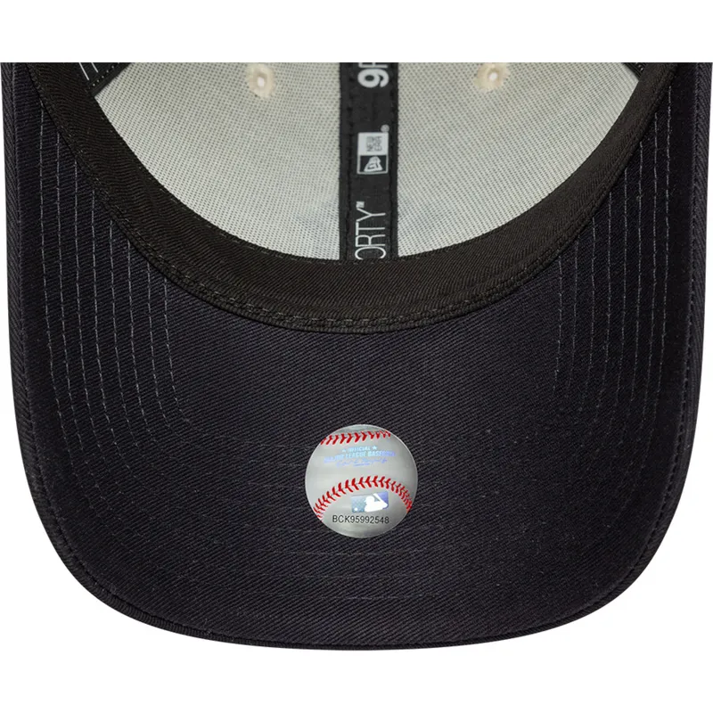 buet-beige-og-marinebla-justerbar-kasket-med-marinebla-logo-9forty-world-series-fra-new-york-yankees-mlb-fra-new-era